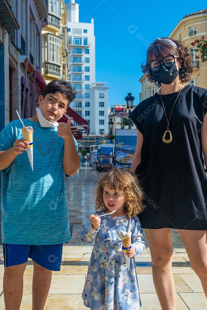 Família na Calle Larios tomando sorvete durante a pandemia, no verão