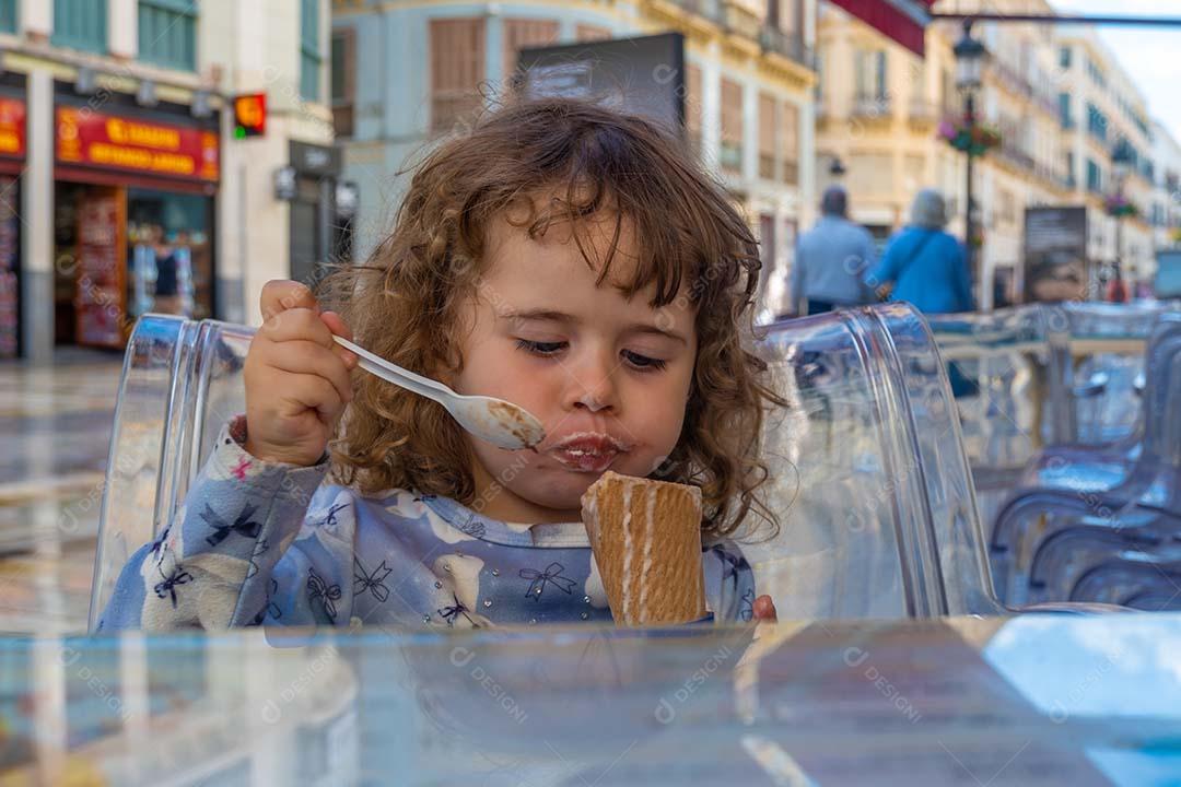 Vista da menina tomando sorvete