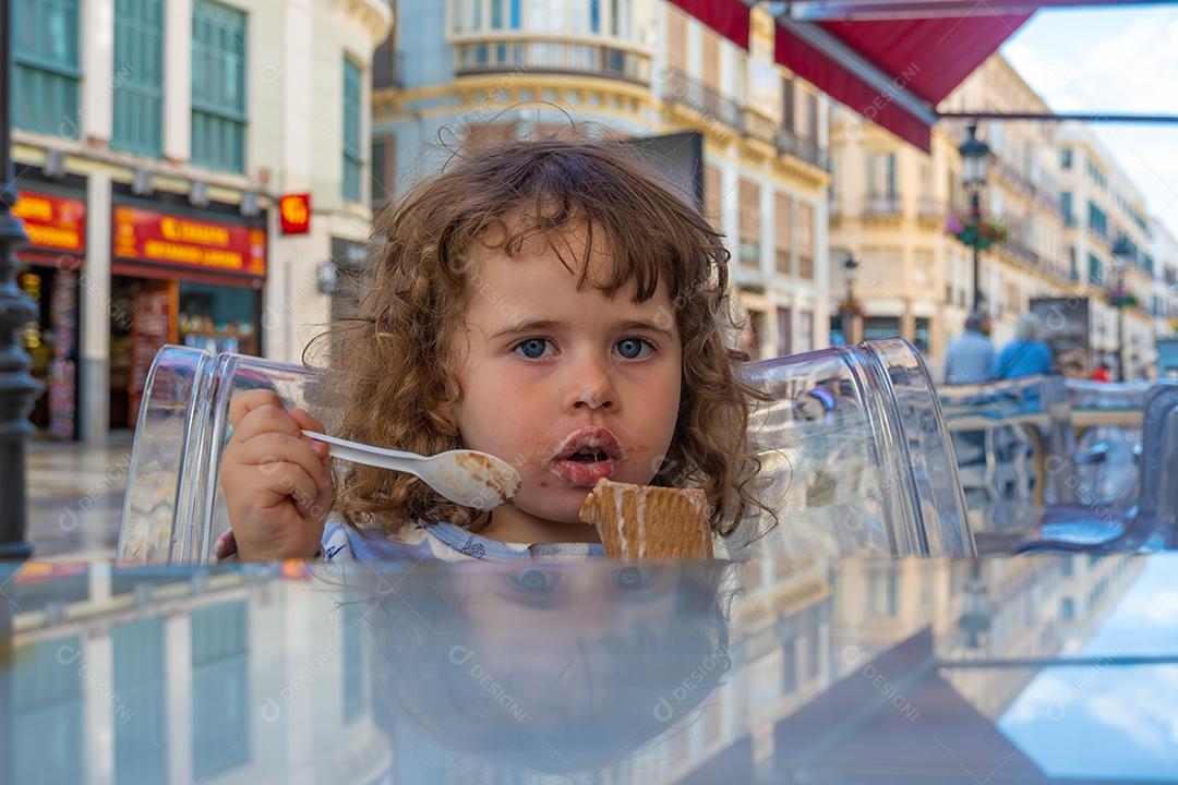 Vista da menina tomando sorvete