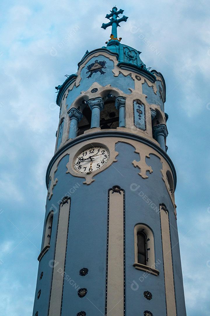 Detalhe do vitral da Igreja Azul de Santa Isabel Húngara, que é um dos marcos de Bratislava, Eslováquia.