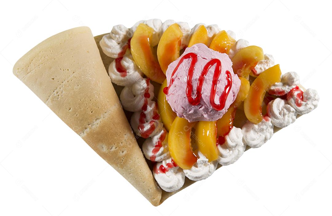 crepe de manga com sorvete de morango no fundo branco