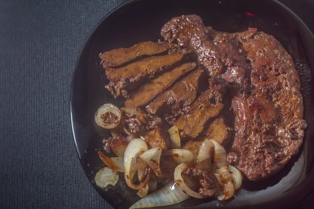 Fígado de boi frito, comida brasileira e colocado em um prato preto com  cebola [download] - Designi