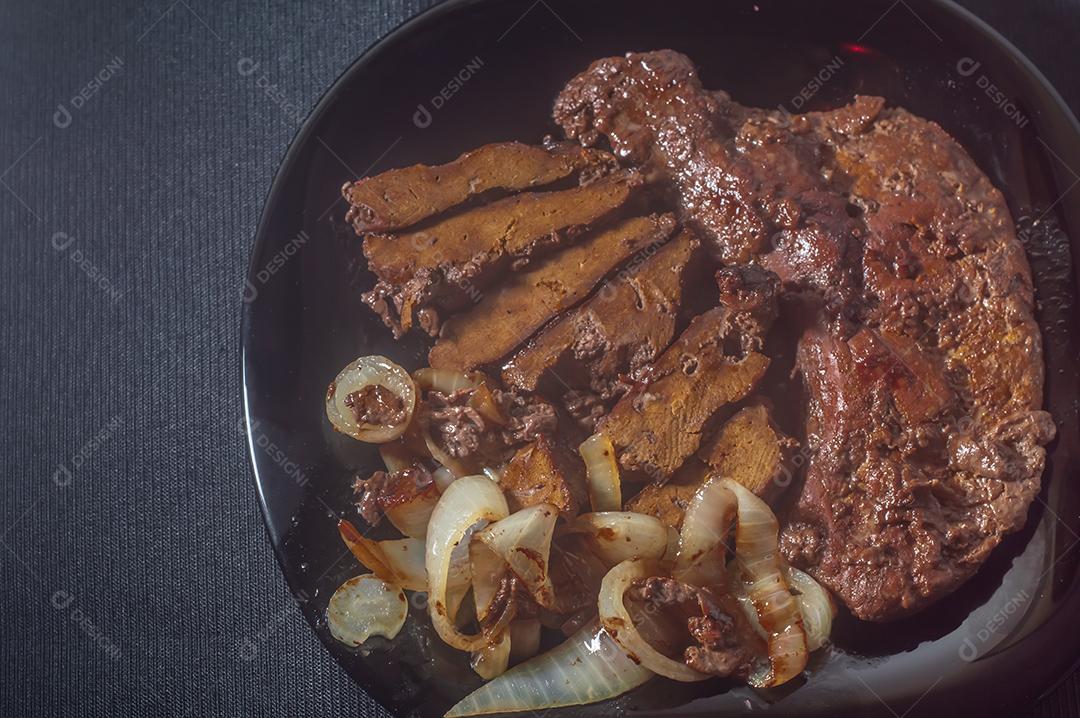Fígado de boi frito, comida brasileira e colocado em um prato