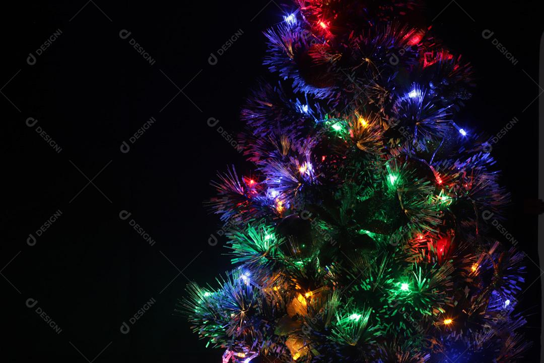 Árvore de Natal decorada em fundo preto [download] - Designi