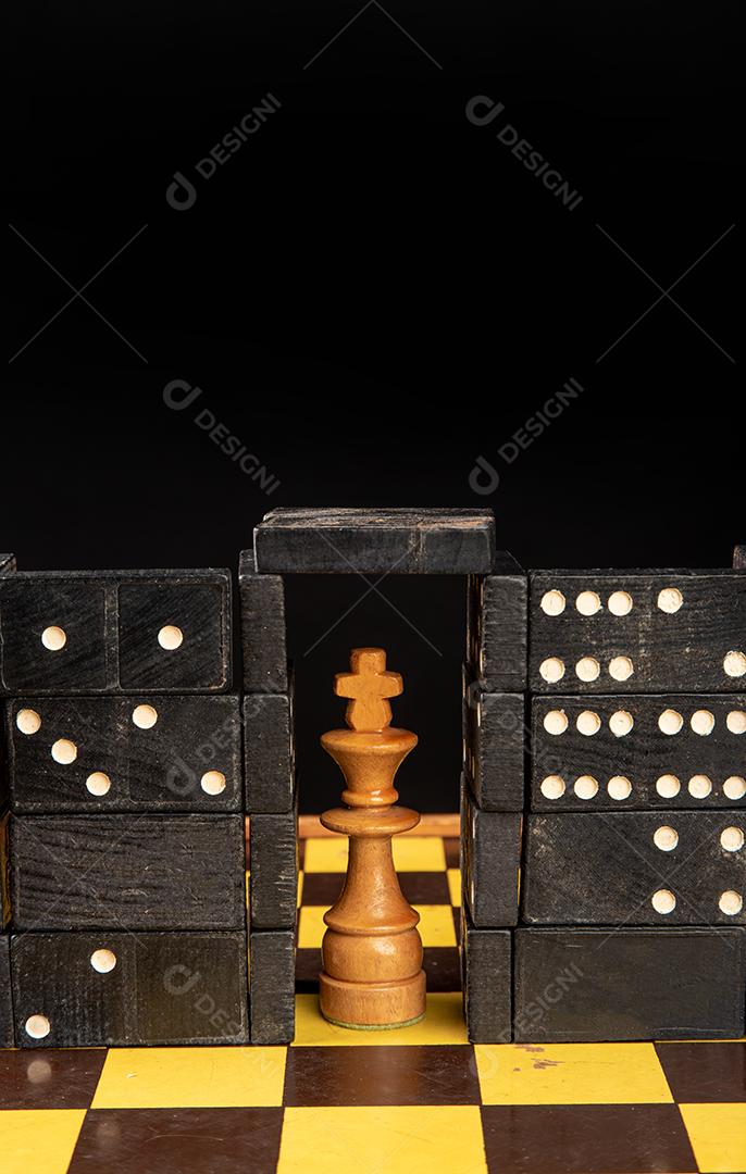 Tabuleiro de xadrez com o rei no fundo branco composição peça de