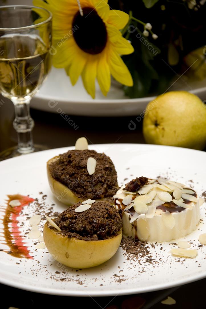 Sobremesa peras recheados com mouse de chocolate acompanhadas de sorvete