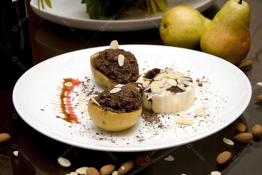 Sobremesa peras recheados com mouse de chocolate acompanhadas de sorvete