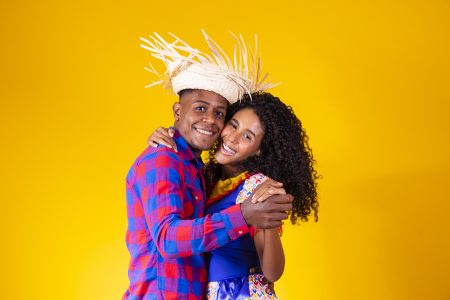 Casal brasileiro vestindo roupas tradicionais para a Festa Junina da [ download] - Designi