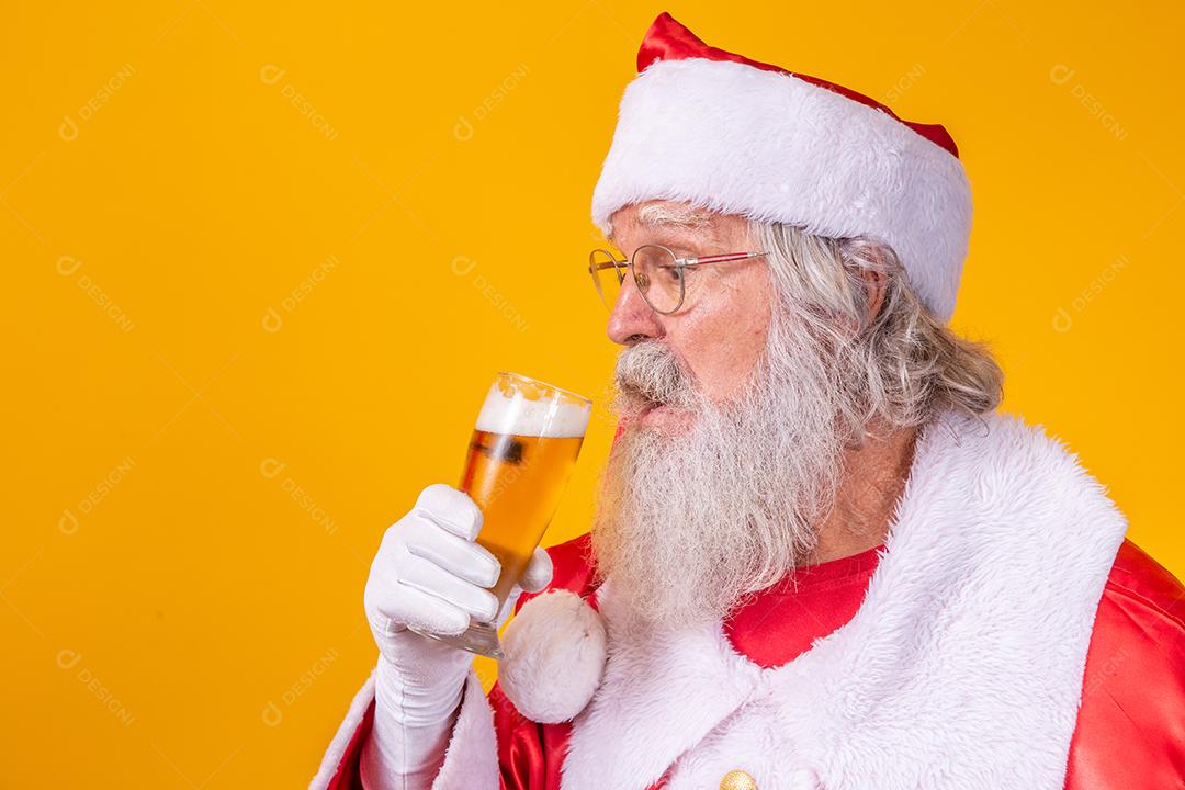 Papai Noel bebendo um copo de cerveja. Tempo de descanso. Bebida alcoólica nos feriados. Beba com moderação. Cerveja artesanal. Feliz Natal.