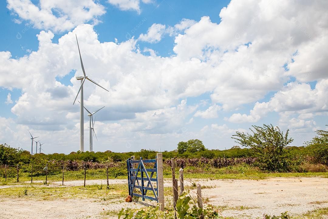 Geradores energia eolica sobre campo industria industrial ceu nublado fotos imagem