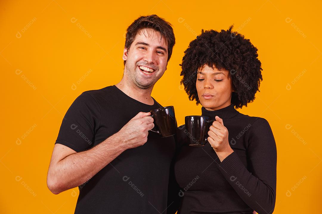 casal de namorados segurando a xícara bebendo chá ou café juntos