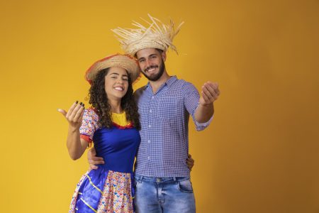 Casal brasileiro vestindo roupas tradicionais para a Festa Junina
