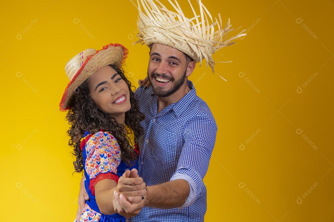 Casal brasileiro vestindo roupas tradicionais para a Festa Junina