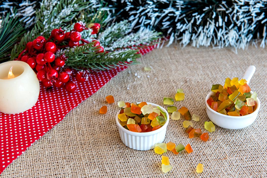 Frutas cristalizadas em uma mesa de Natal [download] - Designi