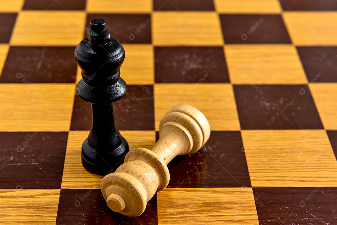 Peças de xadrez em um tabuleiro de xadrez com o rei
