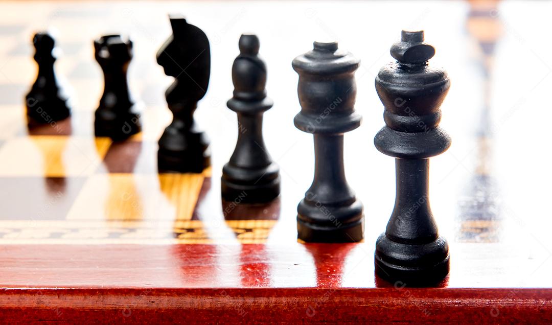 Peças de xadrez de madeira, jogo de tabuleiro e estratégia, jogo de xadrez  na mesa de madeira [download] - Designi