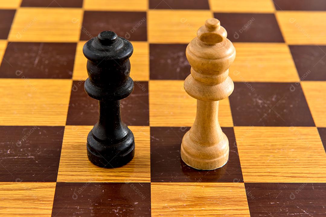 Coleção de peças de xadrez de madeira. jogo de tabuleiro. estratégia. vetor