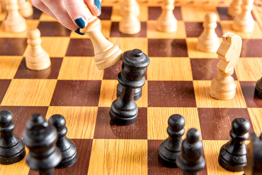 Jogando xadrez em um tabuleiro de madeira, jogo de xadrez de estratégia  [download] - Designi