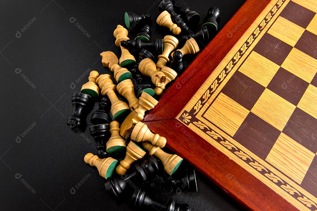 Jogo de xadrez, tabuleiro de madeira e peças em fundo preto [download] -  Designi