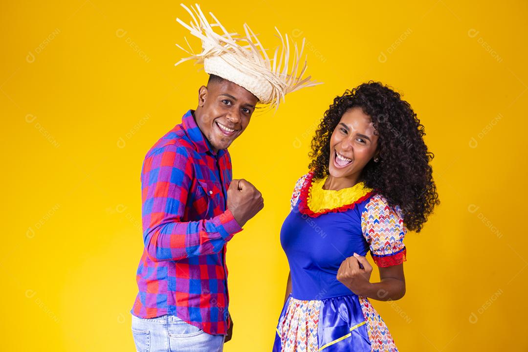 Casal brasileiro vestindo roupas tradicionais para a Festa Junina - [ download] - Designi