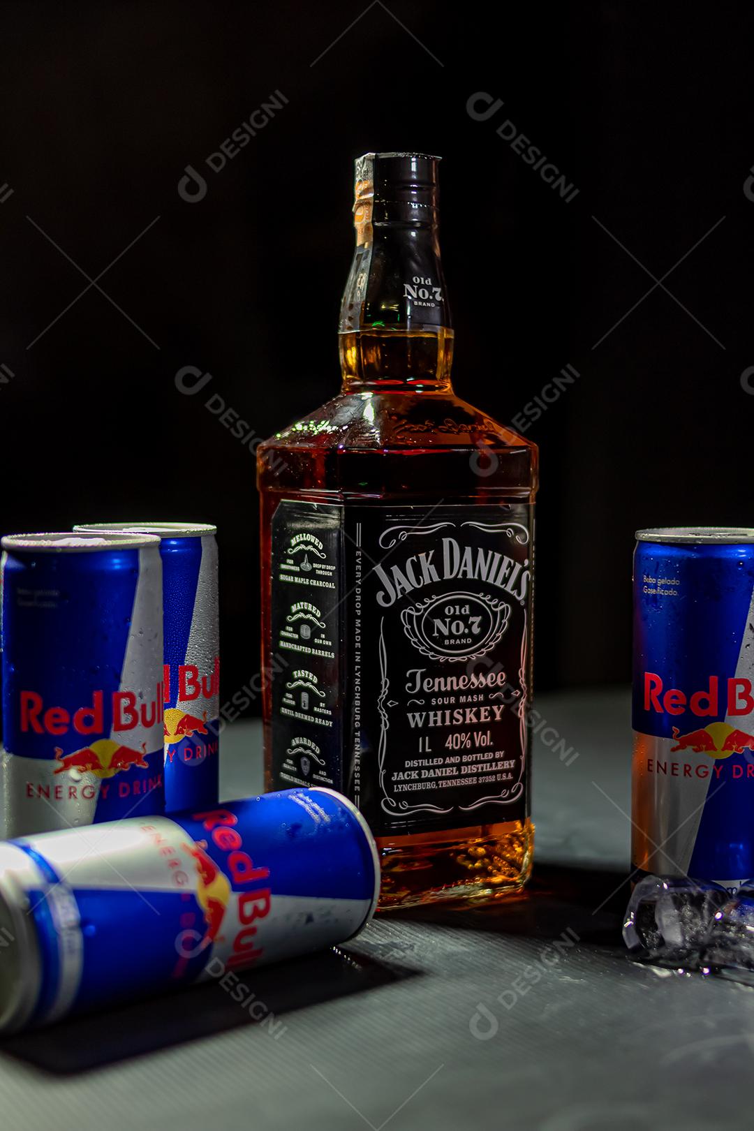 Excel at klemme Etna Garrafa de Uísque Jack Daniels com energetico red Bul bebida sobre fundo  preto [download] - Designi