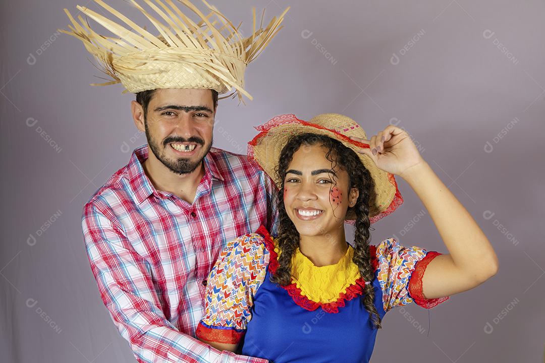 Casal brasileiro vestindo roupas tradicionais para a Festa Junina  [download] - Designi
