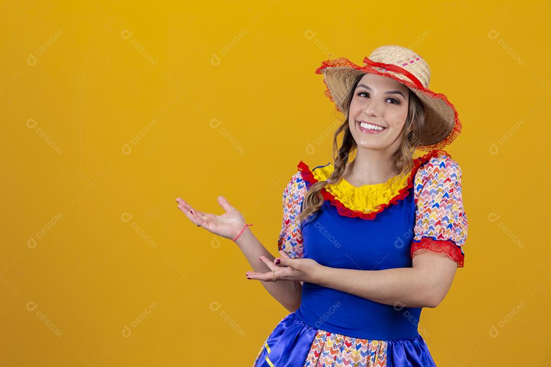 Mulher brasileira vestindo roupas típicas para a Festa Junina.