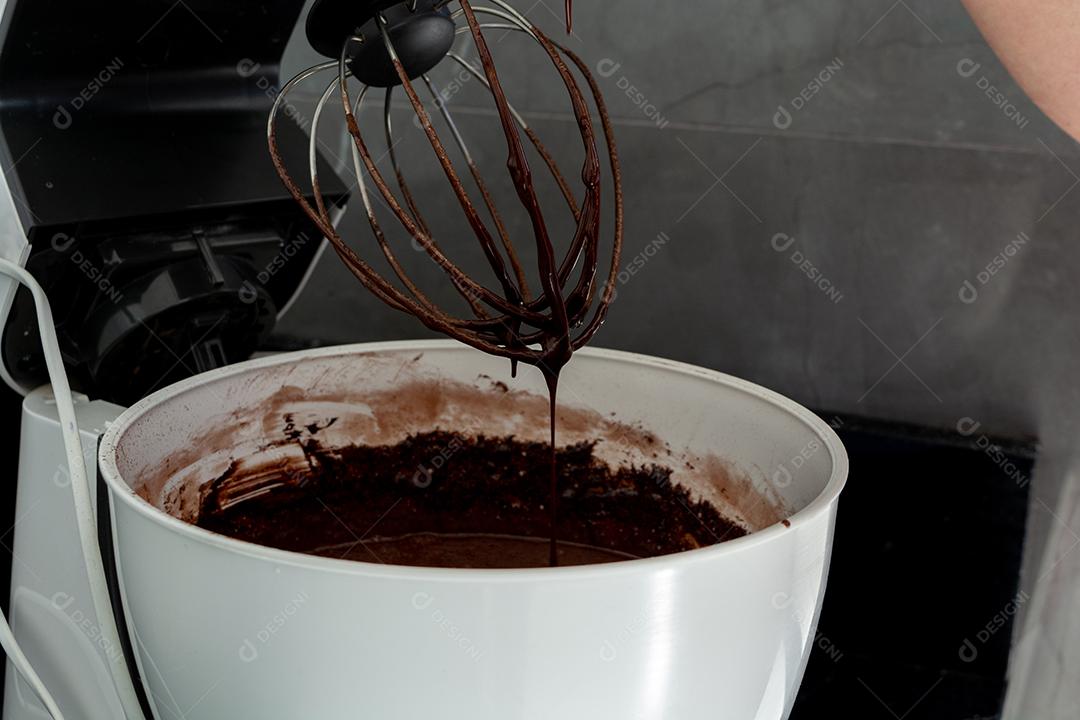 Massa de bolo de chocolate na batedeira sobre fundo cinza [download] -  Designi