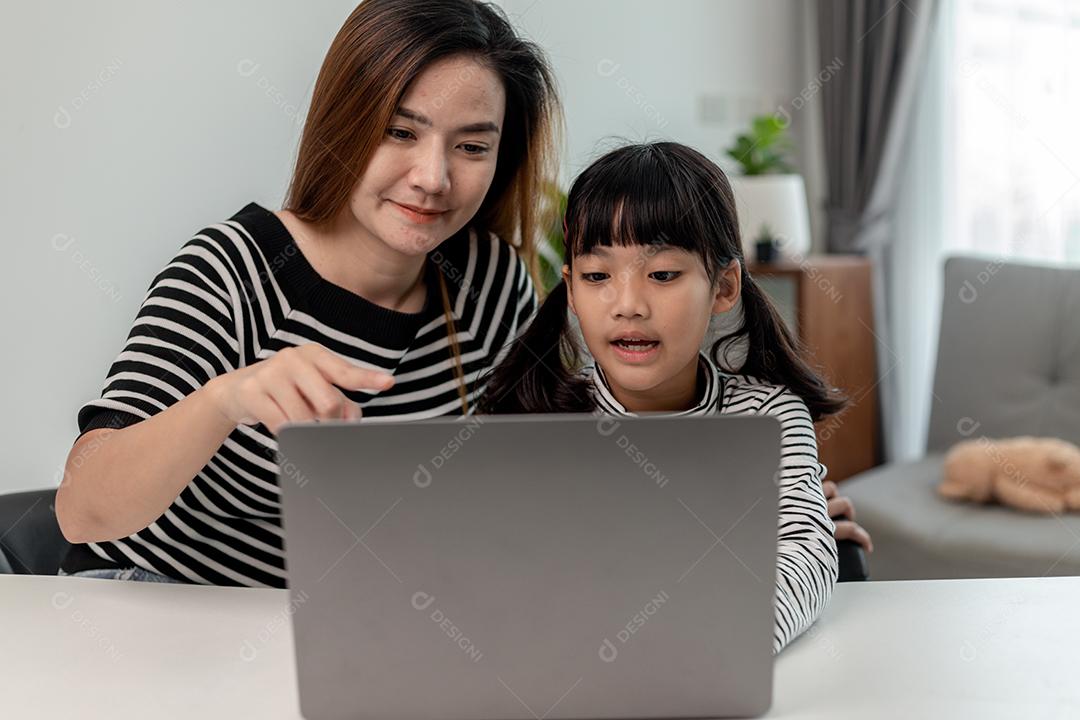 Linda garota asiática aprendendo música de piano online com professor por  celular ou tablet a ideia de atividades para a criança em casa durante a  quarentena conceito de estudo online de aprendizagem