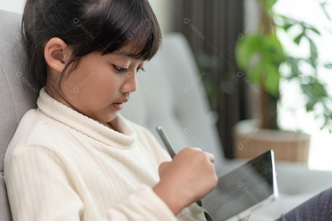 Menina Sorridente Gostando De Jogar Jogos Online Em Tablet Digital. Foto de  Stock - Imagem de internet, computador: 174943900