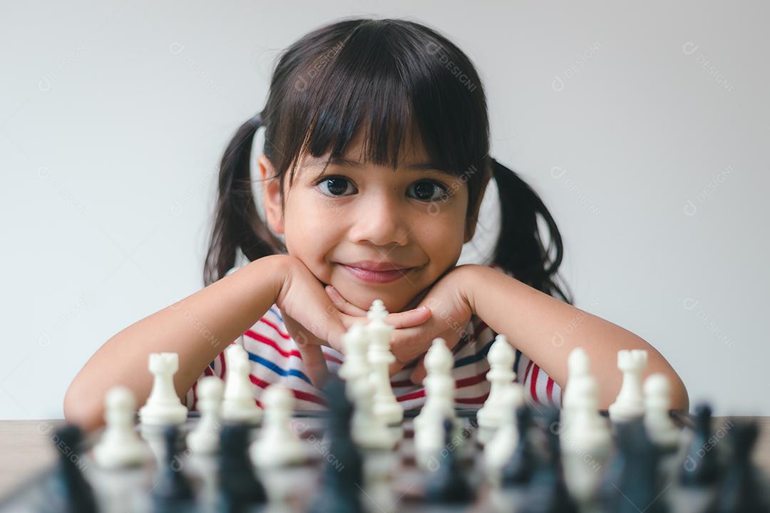 Uma Ásia Menina Aprender A Jogar Xadrez Jogo Foto Royalty Free