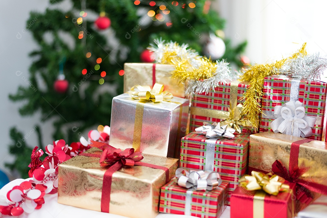 Caixa de presente com fundo de árvore de Natal para crianças surpresa no  ano novo ou festival de festa de Natal. [download] - Designi