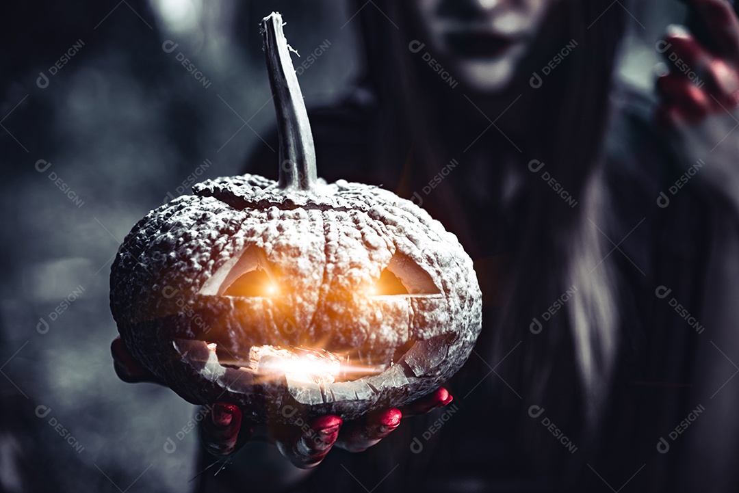 Ilustração Uma Velha Bruxa Assustadora Segurando Abóboras Para Halloween  Floresta fotos, imagens de © Artranq #609821198