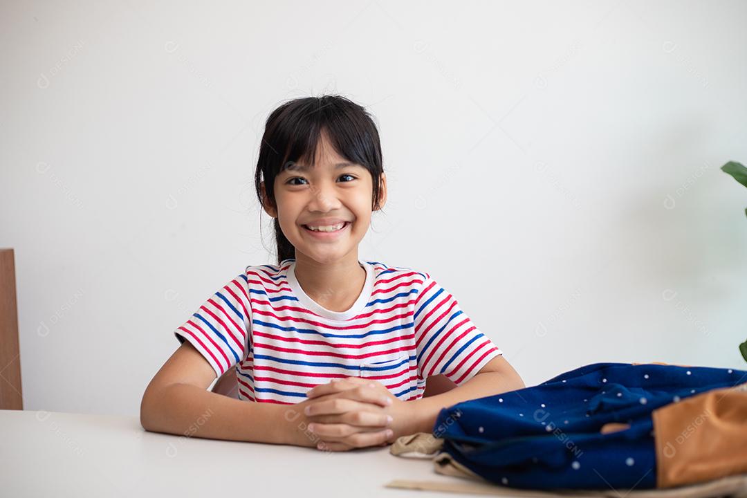 Meninas bonitas asiáticas da escola primária embalando suas mochilas  escolares, prepa [download] - Designi