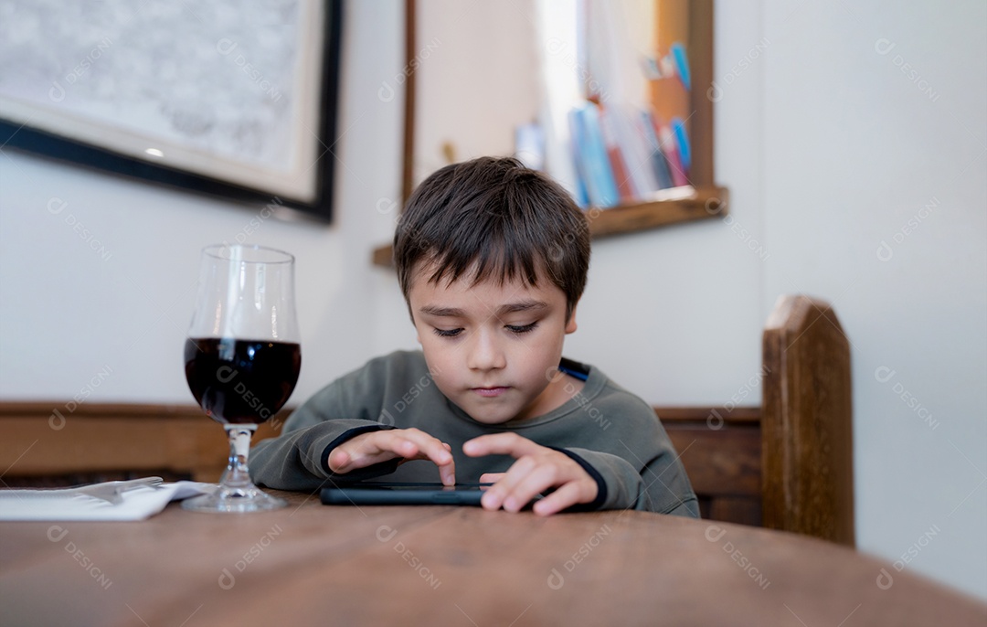 Criança jogando jogo no celular enquanto espera por comida [download] -  Designi