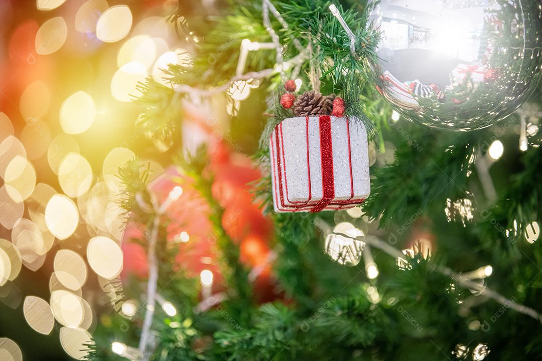 Feliz ano novo e ornamentos na árvore de Natal com caixa de presente, foco  turva e suave [download] - Designi