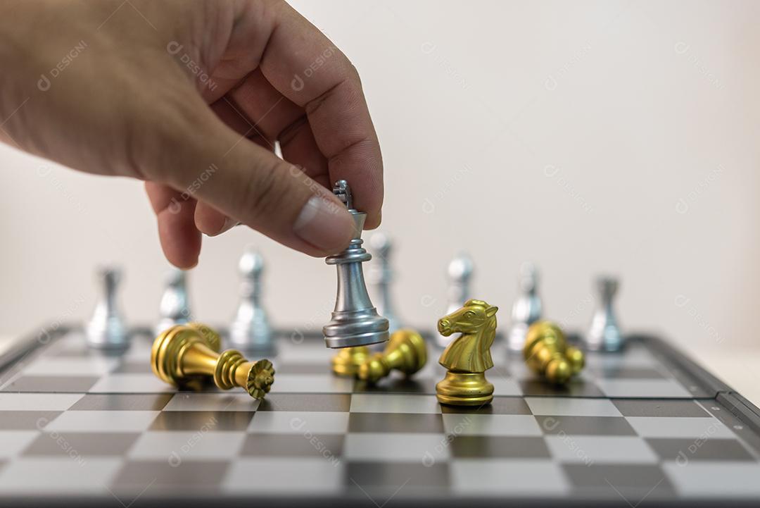 Homem de mão segurando xadrez no jogo. Conceito de negócio de