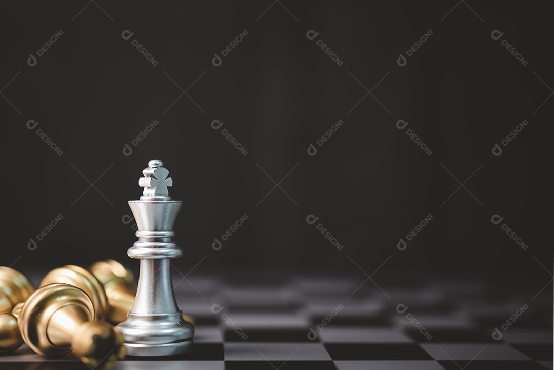 Carrinho de jogo de xadrez no tabuleiro de xadrez. Conceito de