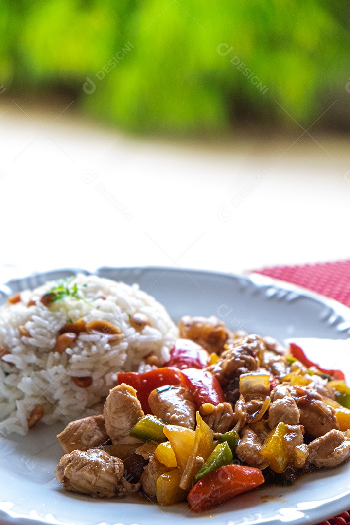 frango xadrez, comida típica chinesa servida com frango e pimentão,  amendoim e arroz. [download] - Designi