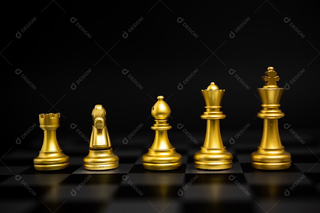 A peça de xadrez do bispo de ouro na frente dos peões de ouro no