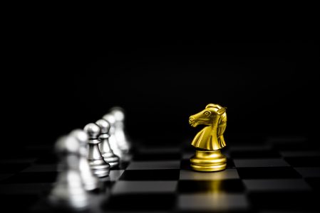 Ideias de estratégia e planejamento de negócios. O rei dourado do xadrez  enfrenta a rainha de prata no tabuleiro. [download] - Designi