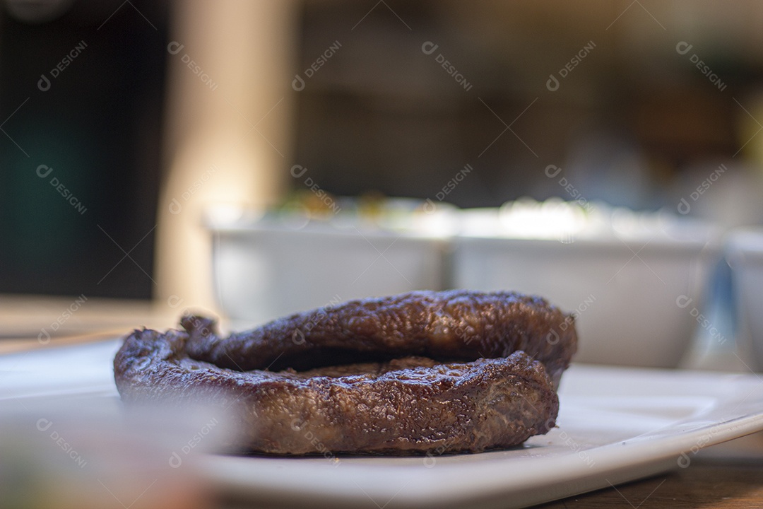 Churrasco de picanha assada no espeto na brasa. Esse tipo de churrasco é  amplamente consumido em todo o Brasil [download] - Designi