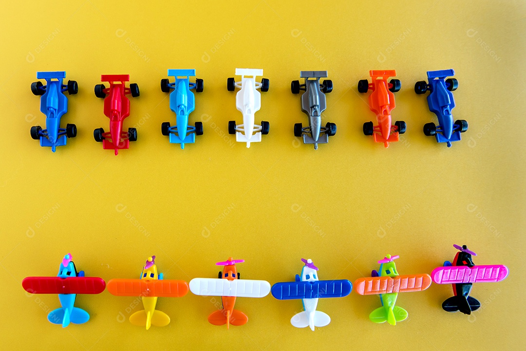 Carros de corrida e brinquedos de avião, dia das crianças em