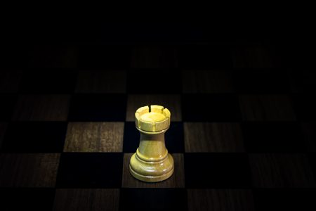 Tabuleiro de xadrez com peças de xadrez em fundo desfocado closeup de  tabuleiro de xadrez e conceito de estratégia de negócios de tabuleiro de  xadrez