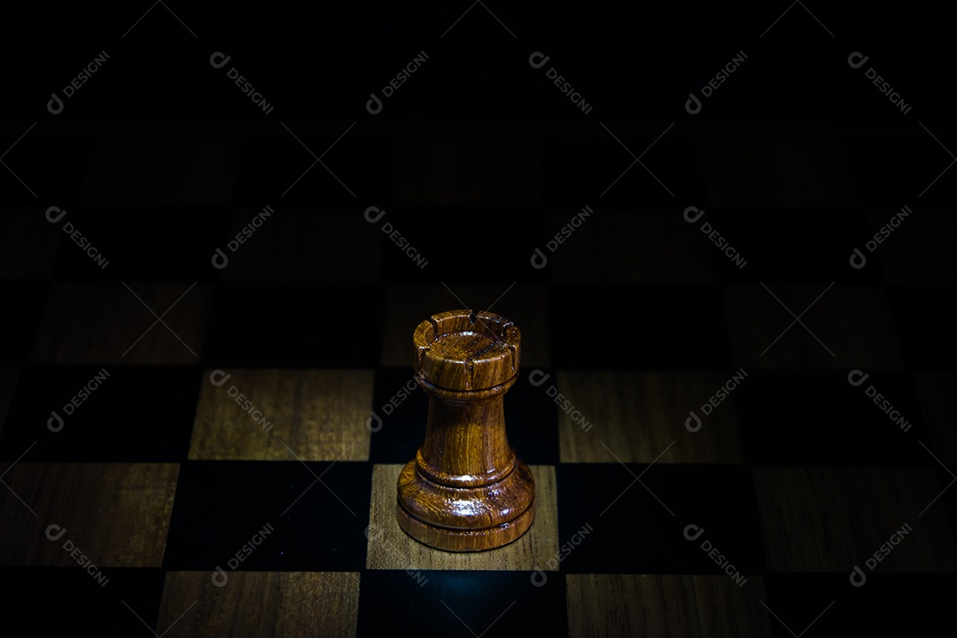 Jogo de xadrez no tabuleiro de xadrez por trás do fundo do empresário
