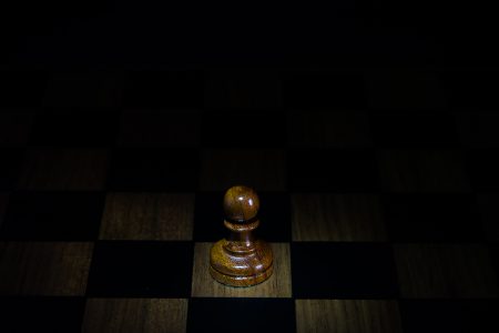 Estratégia de negócios brainstorm jogo de tabuleiro de xadrez com mão tocar  fundo preto