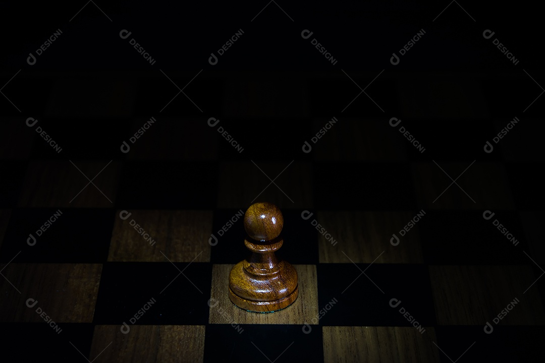 Jogo de xadrez, tabuleiro de madeira e peças em fundo preto [download] -  Designi