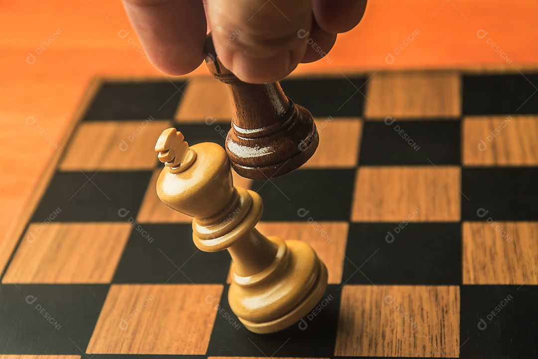 Peças de xadrez em um tabuleiro de xadrez o conceito de jogar e