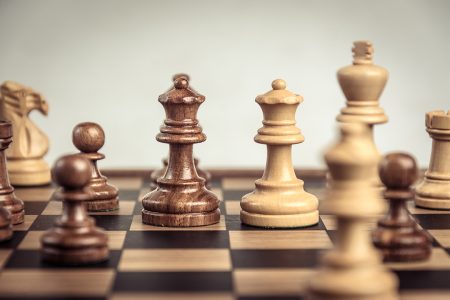 Figura do rei da xadrez do ouro e inimigo ou oponente do xeque-mate  [download] - Designi
