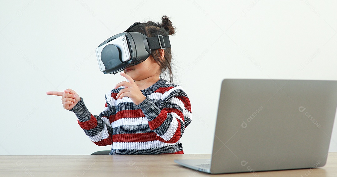 Menina animada usando óculos vr desfrutando de jogo online com